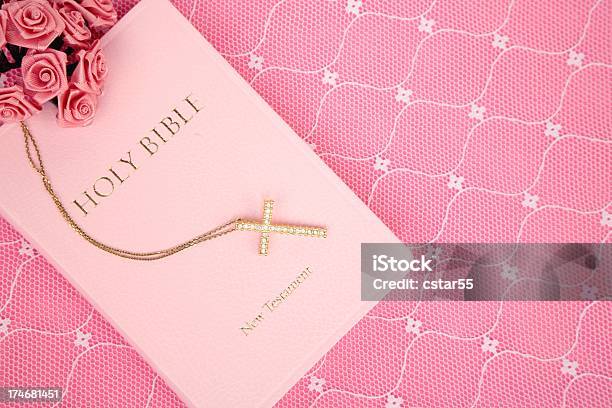 Розовый Библия На Кружево — стоковые фотографии и другие картинки Религиозный крест - Религиозный крест, Страз, Алмаз
