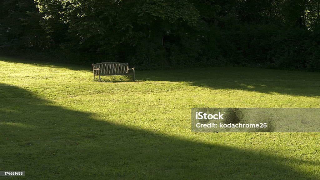 Soleil et les ombres - Photo de Banc libre de droits