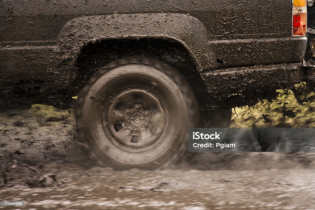 Veículo Off-road de carro ao longo da trilha de lama - Foto de stock de 4x4 royalty-free