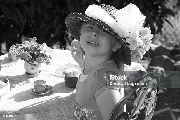 Rapariga A Diversão De Uma Festa De Chá - Fotografias de stock e mais imagens de 6-7 Anos - 6-7 Anos, Ao Ar Livre, Arranjo de flores