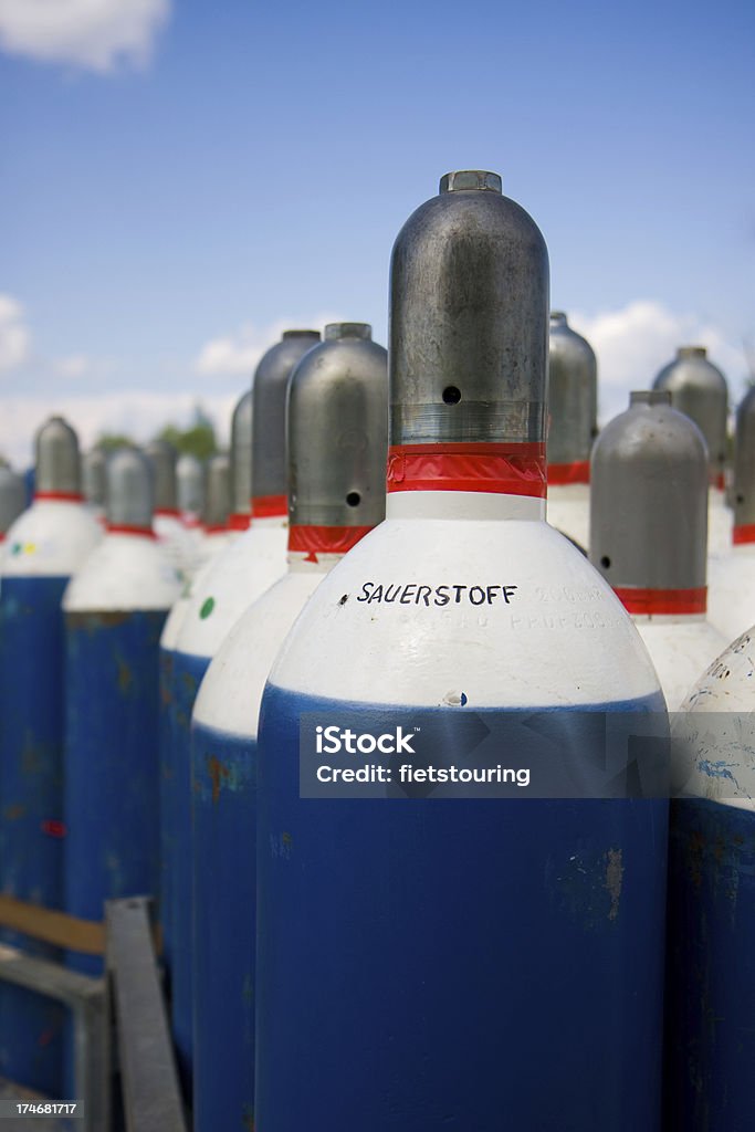 Rojo, azul y blanco oxygene botellas de gas - Foto de stock de Botella libre de derechos