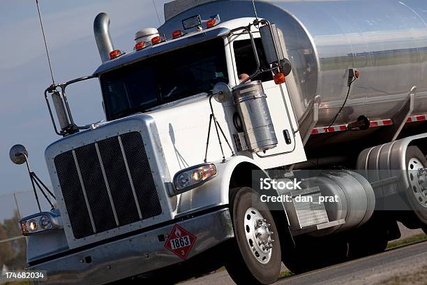 Photo libre de droit de Pétrolier Gaz Camion banque d'images et plus d'images libres de droit de Affaires - Affaires, Camion-citerne, Conduire