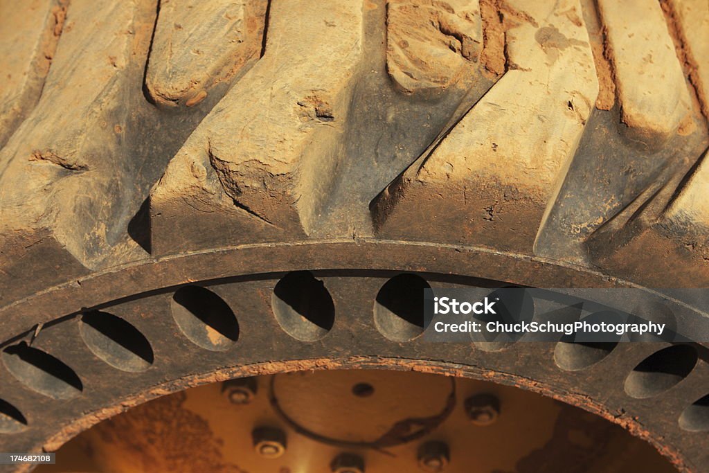 Ruote pneumatici battistrada Attrezzatura edilizia - Foto stock royalty-free di Bulldozer