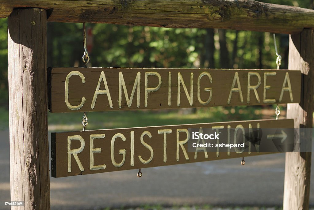 キャンプエリアの登録のサイン - アウトフォーカスの��ロイヤリティフリーストックフォト