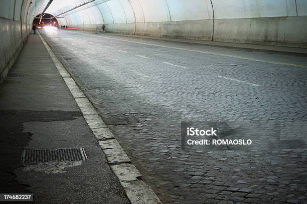 Wewnątrz Tunelu W Nocy - zdjęcia stockowe i więcej obrazów Bez ludzi - Bez ludzi, Chodnik, Długie naświetlanie