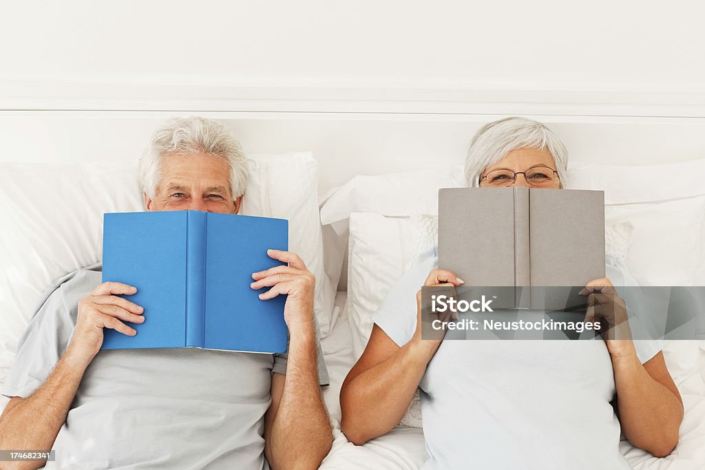 Ehemaliger altes Paar im Bett mit Büchern - Lizenzfrei Buch Stock-Foto