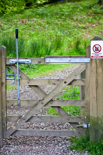 A gate to a public path, warning visitors that they must not drink alcohol or they could face a £500 fine.