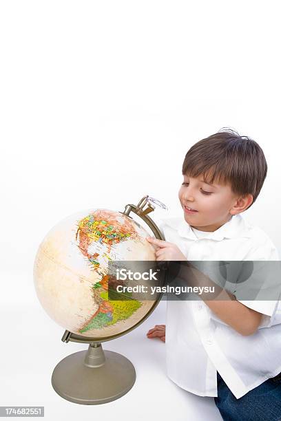 Menino Mundo Examinar - Fotografias de stock e mais imagens de Aluno - Aluno, Aluno da Escola Primária, Aluno de Jardim de Infância