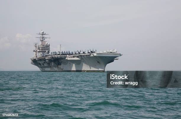 Avión De Transporte Militar Foto de stock y más banco de imágenes de Portaaviones - Portaaviones, Agua, Anclado