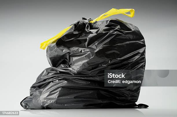 Saco De Lixo Preto Plástico - Fotografias de stock e mais imagens de Saco de Lixo - Saco de Lixo, Amarelo, Cor preta