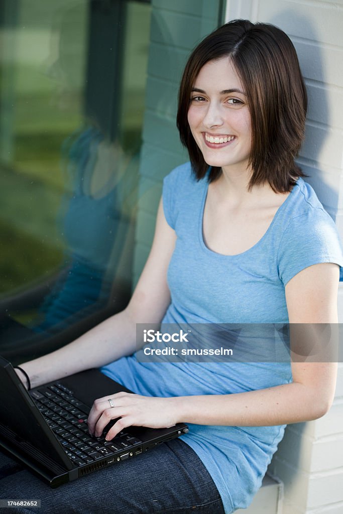 Studente di College con un computer - Foto stock royalty-free di 18-19 anni