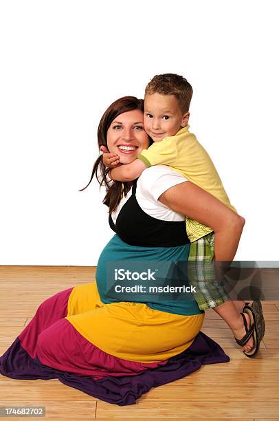 Boy Abrazándose Preg Mom Foto de stock y más banco de imágenes de 30-34 años - 30-34 años, 30-39 años, 4-5 años