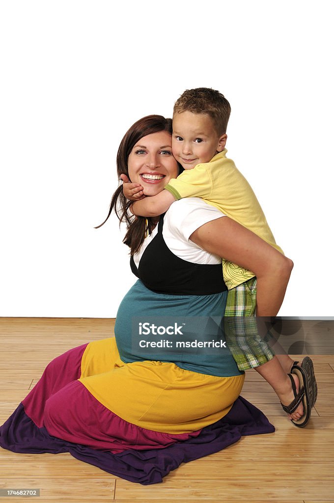 Menino abraçando Preg mãe - Foto de stock de 30 Anos royalty-free