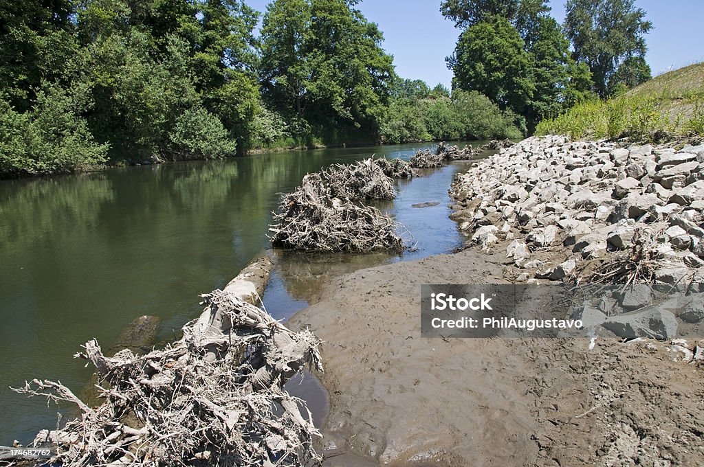 Riva del fiume protezione contro l'erosione del progetto da allagamento - Foto stock royalty-free di Acqua