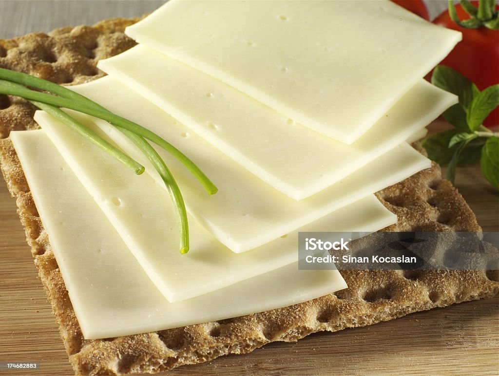 Нарезной сыр на крекер - Стоковые фото Без людей роялти-фри