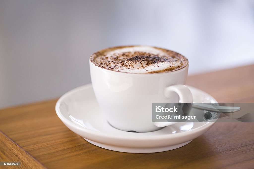 Café Cappuccino en la tabla (close up - Foto de stock de Bebida libre de derechos
