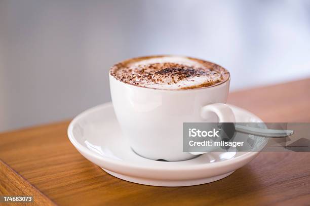 Café Cappuccino En La Tabla Close Up Foto de stock y más banco de imágenes de Bebida - Bebida, Bebida caliente, Café - Bebida