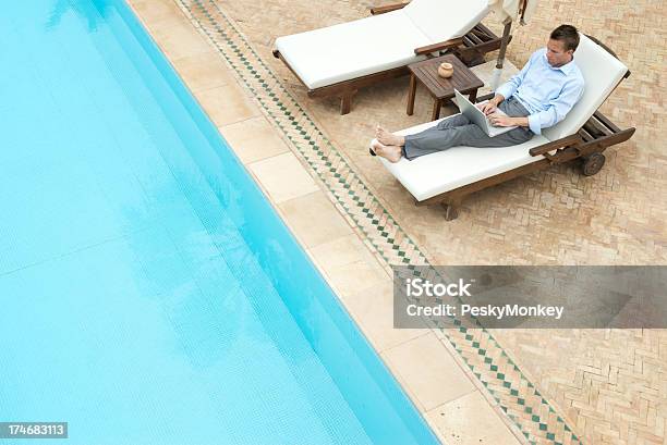 Empresário Relaxado Trabalhando No Laptop Sentado Ao Lado Da Piscina - Fotografias de stock e mais imagens de Piscina