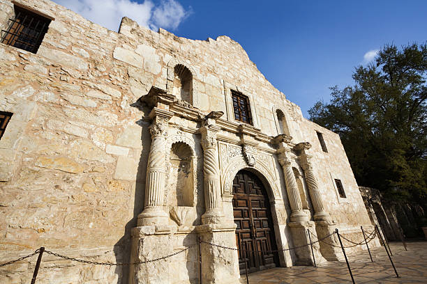istock The Facade of Alamo 174683358
