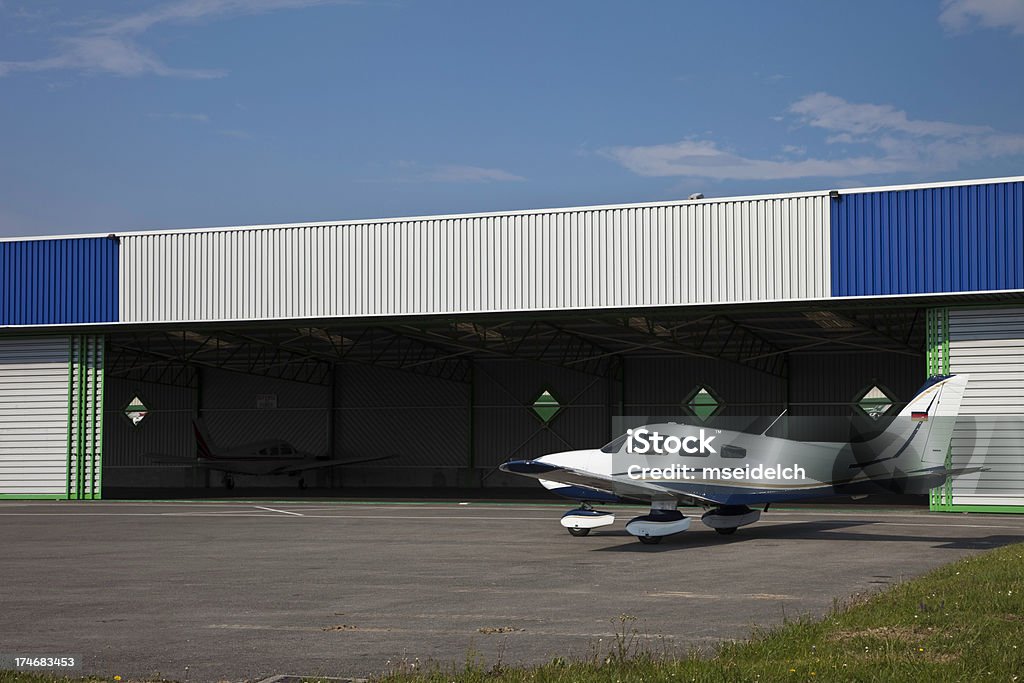 Privat avião em frente do hangar - Foto de stock de Aberto royalty-free