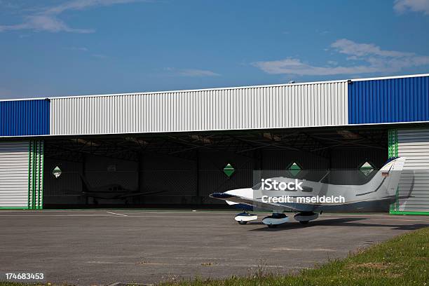 Foto de Privat Avião Em Frente Do Hangar e mais fotos de stock de Aberto - Aberto, Abrigo de Jardim, Antigo