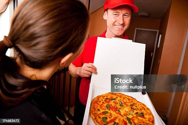 Entrega De Pizza - Fotografias de stock e mais imagens de Entregar - Entregar, Soleira de Porta, Vermelho