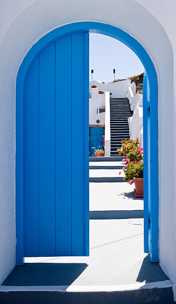 porta da grécia em santorini - greek islands greece day full frame imagens e fotografias de stock
