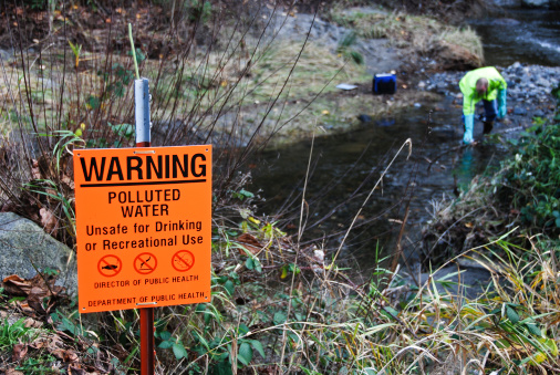 Científico de la obtención de muestras de agua contaminado creek photo