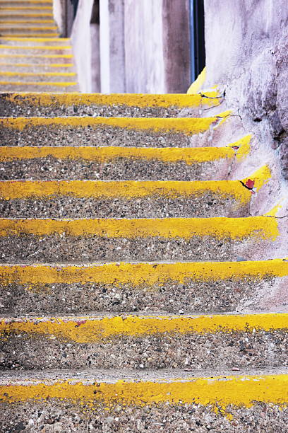 escada de concreto escada passos - basement staircase old steps - fotografias e filmes do acervo