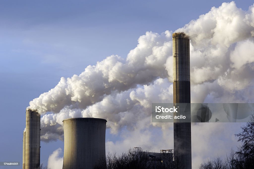 Carbón ardor/pilas de humo de la planta de energía - Foto de stock de Carbón libre de derechos