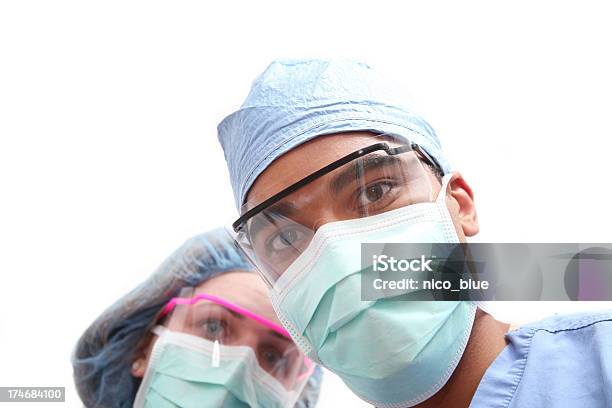 Cirurgiões A Olhar Para Baixo - Fotografias de stock e mais imagens de Acordar - Acordar, Adulto, Adulto de idade mediana