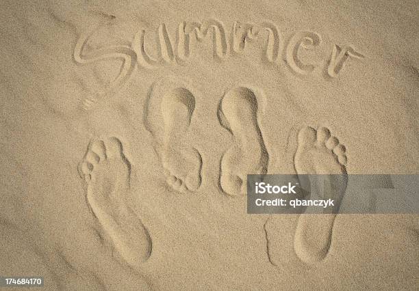 Footprints De Verão - Fotografias de stock e mais imagens de Voyeurismo - Voyeurismo, Adulto, Areia