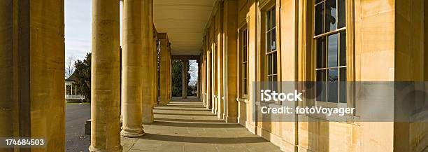 Photo libre de droit de Georgian Spa Pump Room Cheltenham Royaumeuni banque d'images et plus d'images libres de droit de Colonnade - Colonnade, Ville - Milieu urbain, Angleterre