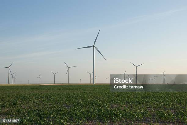 Photo libre de droit de Moulins Sur La Prairie banque d'images et plus d'images libres de droit de Agriculture - Agriculture, Alimentation électrique, Champ