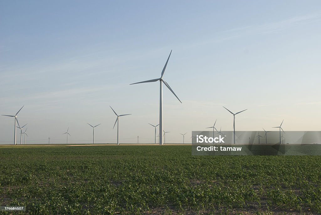 プレーリーの風車に - グリーンテクノロジーのロイヤリティフリーストックフォト