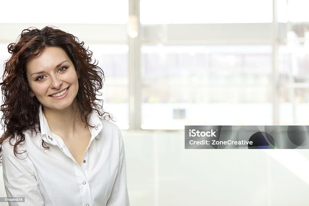 Bela jovem buinesswoman retrato no escritório - Foto de stock de Adulto royalty-free