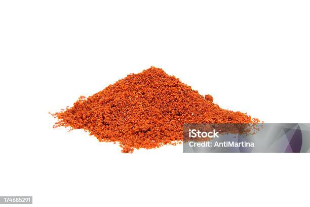 Paprika In Polvere Su Bianco - Fotografie stock e altre immagini di Cibi e bevande - Cibi e bevande, Close-up, Colore descrittivo