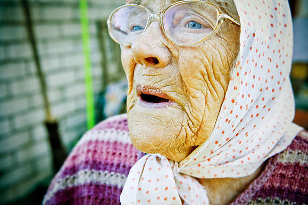 mujer senior - aging process affectionate vitality awe fotografías e imágenes de stock