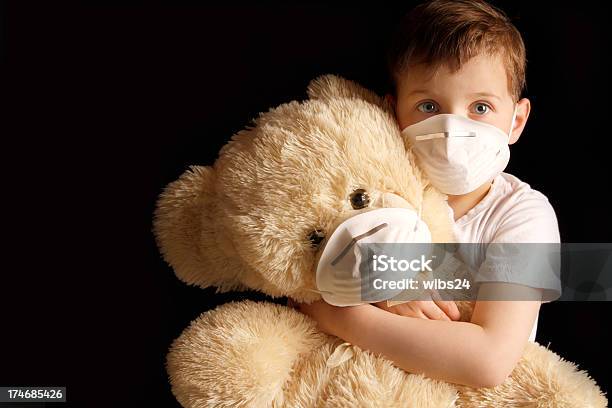 Chory Dziecko I Miś - zdjęcia stockowe i więcej obrazów Pluszowy miś - Pluszowy miś, Dziecko, Maska ochronna