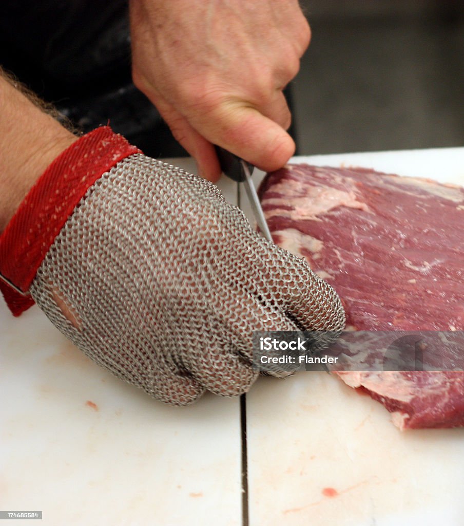 Butcher corte de carne de res - Foto de stock de Guante de malla metálica libre de derechos