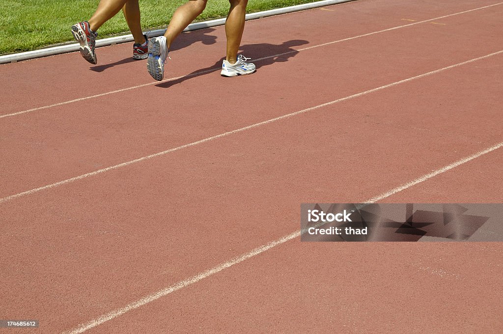 Zwei Männer, die Laufen auf Athletics Track - Lizenzfrei Aktiver Lebensstil Stock-Foto