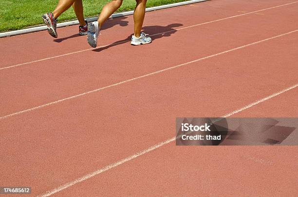 Zwei Männer Die Laufen Auf Athletics Track Stockfoto und mehr Bilder von Aktiver Lebensstil - Aktiver Lebensstil, Erwachsene Person, Fitnesstraining