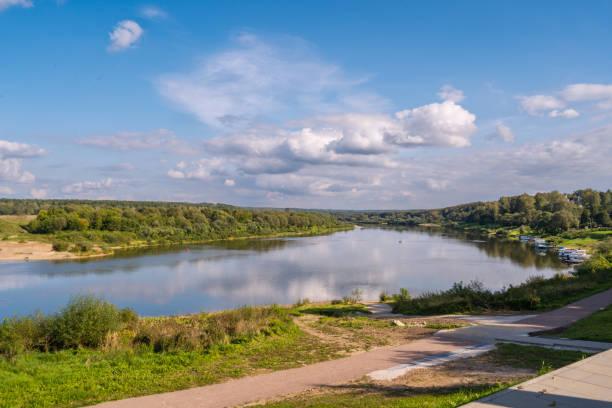 la rivière russe oka par une journée d’automne claire sous un beau ciel dramatique. - oka river photos et images de collection