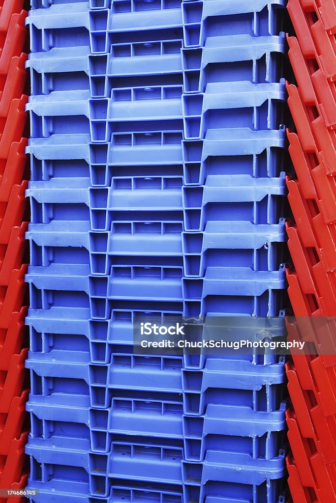 In plastica blu e rosso alimentari barre - Foto stock royalty-free di Cestino