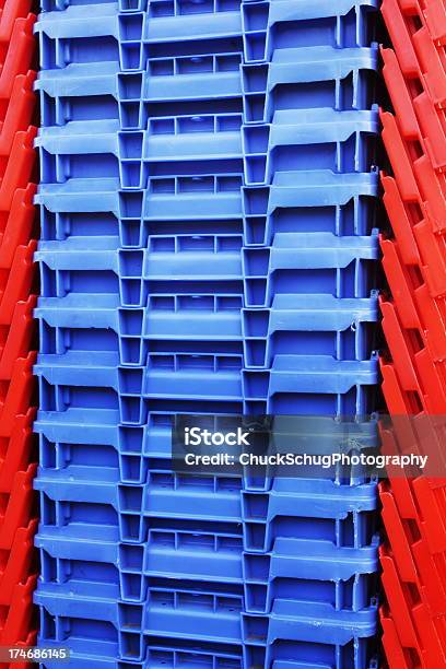 Foto de Azul E Vermelha Comida De Plástico Para Lixo Reciclável e mais fotos de stock de Cesto