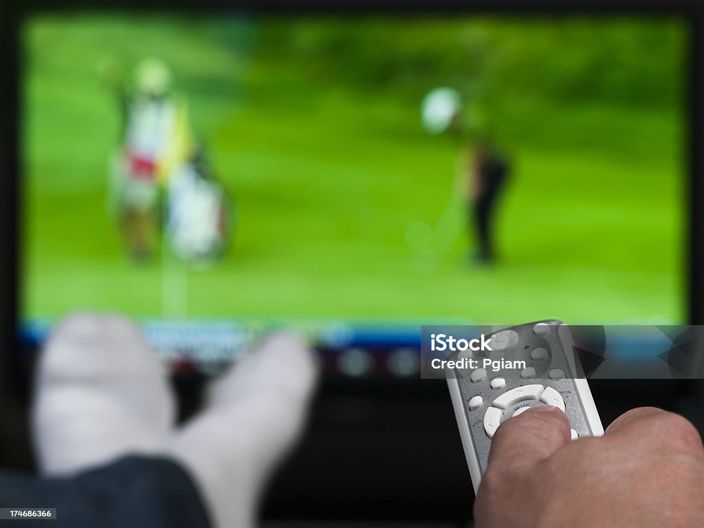 Ręka trzyma tv pilot zdalnego sterowania - Zbiór zdjęć royalty-free (Golf - Sport)
