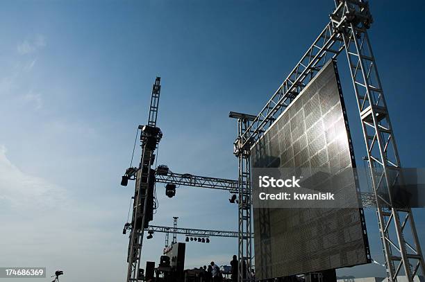 Juego De Escenario Foto de stock y más banco de imágenes de Pantalla gigante - Pantalla gigante, Escenario, Festival de música