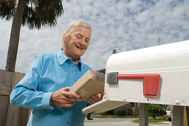 シニアのメールボックス - mail mailbox senior adult cheerful ストックフォトと画像