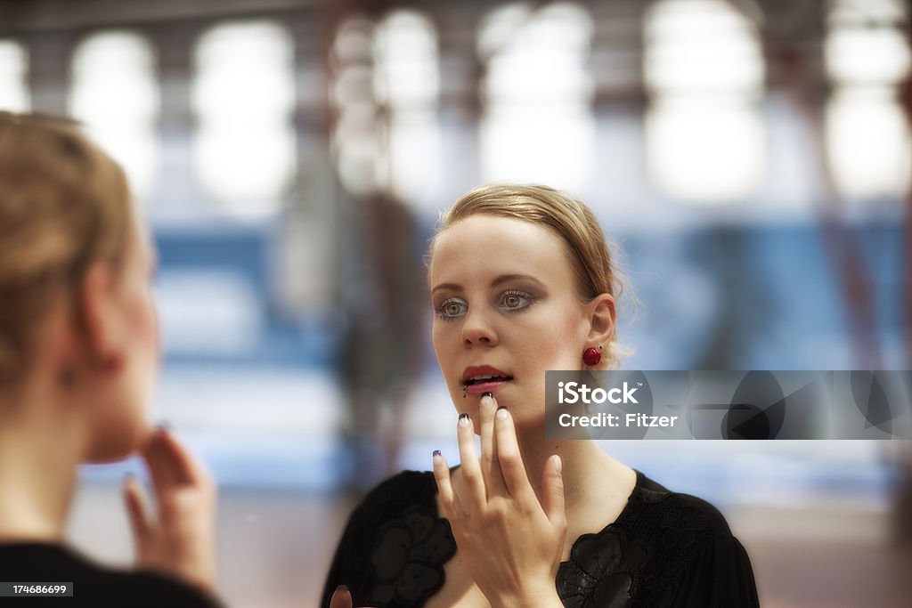 Молодой модный женщина, проверка ее макияж - Стоковые фото Девушки роялти-фри