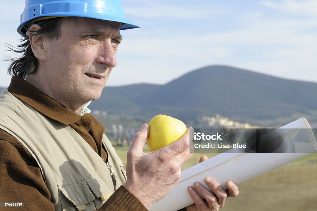 Ingenieur isst einen Apfel - Lizenzfrei 45-49 Jahre Stock-Foto